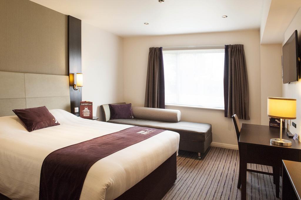 Premier Inn Peterborough - Ferry Meadows Экстерьер фото
