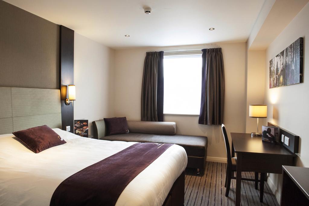 Premier Inn Peterborough - Ferry Meadows Экстерьер фото